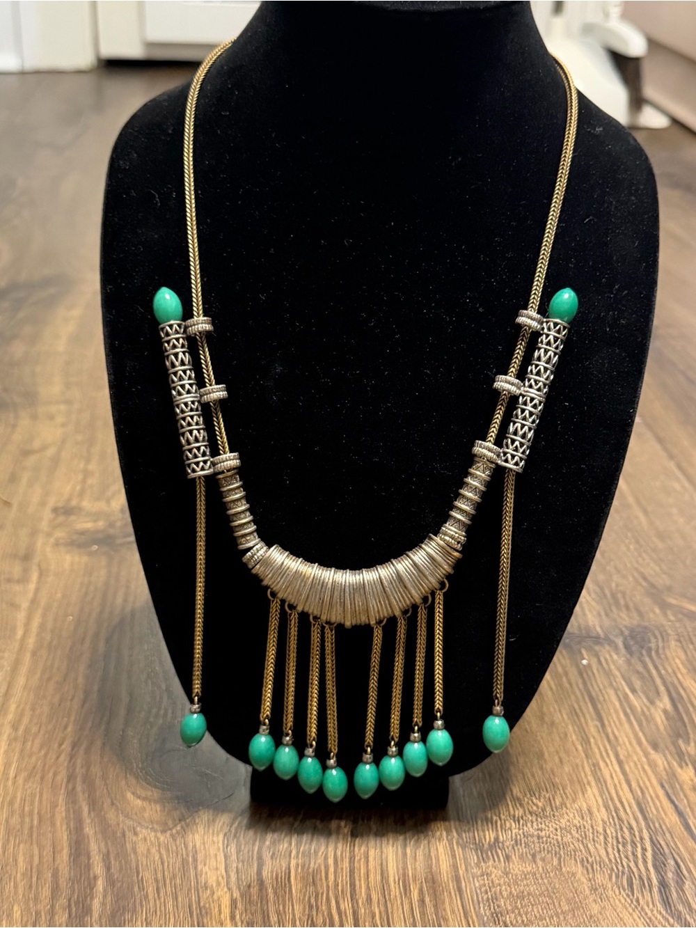 Vintage cool Gold-Tone Fringe Necklace with Green Beads - Women Jewelry